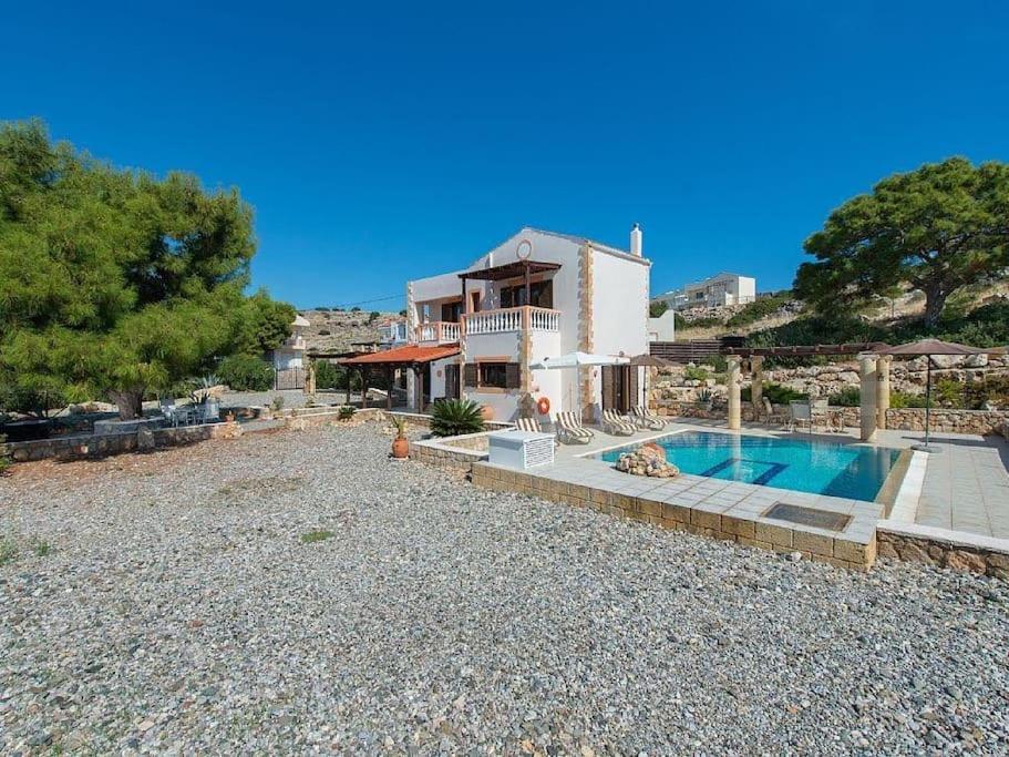 Villa Pefki *
