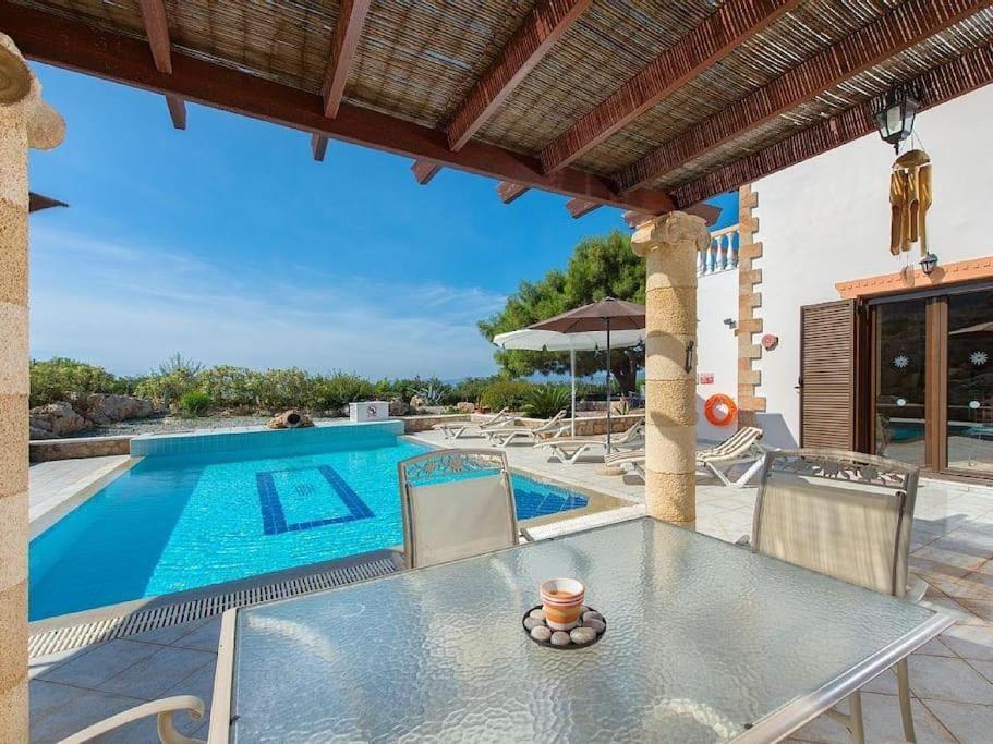 Villa Pefki Villa *